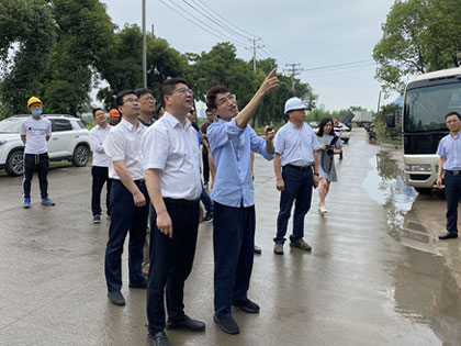 Keqiao-distriktets partiudvalgssekretær, Shen Zhijiang, og hans parti gik til gruppens Chengbang højteknologiske projekt for efterforskning og vejledning